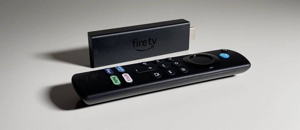 Imagem do Amazon Fire TV Stick 4K destacando sua capacidade de streaming em 4K, HDR10, e Dolby Vision, ideal para uma experiência de entretenimento imersiva em casa.