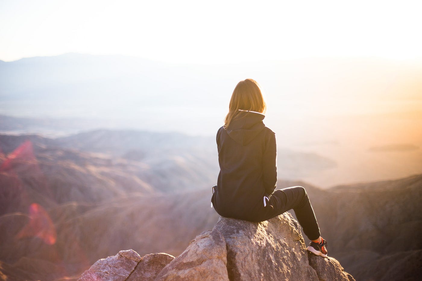 Olá, leitores! Hoje, quero compartilhar com vocês uma jornada pessoal que mudou minha vida de maneira significativa. É uma história sobre como a autoconsciência e o controle pessoal se tornaram os pilares fundamentais da minha existência, permitindo-me alcançar coisas que nunca imaginei serem possíveis. Este artigo é uma narrativa em primeira pessoa, onde vou detalhar como descobri o poder da autoconsciência, como aprendi a assumir o controle da minha vida e como esses princípios podem impactar positivamente a vida de qualquer pessoa.